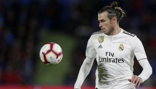Gareth Bale observa el balón en un juego del Real Madrid