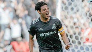 Carlos Vela festeja una anotación con LAFC