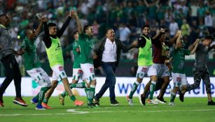 Ambriz y jugadores de León festejan pase a la Final