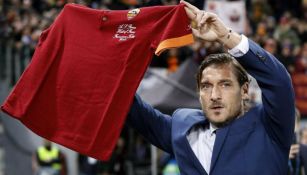 Totti muestra a los aficionados playera de la Roma
