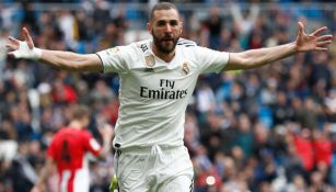 Benzema celebra un tanto con el Real Madrid 