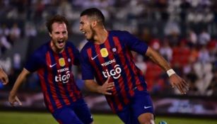 Juan Escobar (DER) festeja un gol con Cerro Porteño
