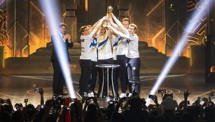 Los jugadores de G2 Esports levantan el trofeo de campeón en el MSI 2019