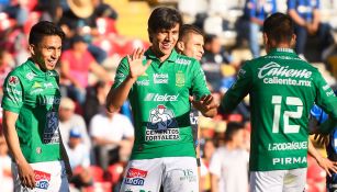 León festeja gol José Juan Macías
