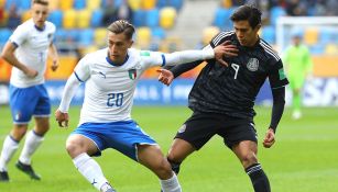José Juan Macías intenta recuperar el balón contra Italia 