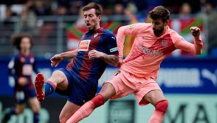 Gerard Piqué disputa el balón en juego del Barcelona 