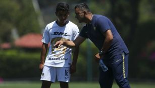 Brayan Flores y Carlos Cariño charlan en un juego de Pumas Sub 17