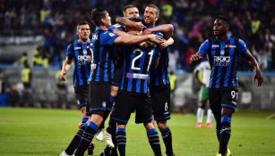 Jugadores del Atalanta festejan un gol vs Sassuolo 