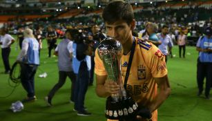 Jürgen Damm con el trofeo de Liga 