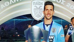 Rodrigo Rey posa con el trofeo de la Superliga Griega