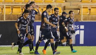 Jugadores de Alebrijes tras una anotación