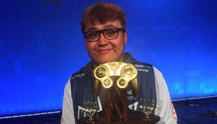 MkLeo presume su trofeo de MomoCon 2019