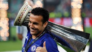 Pedro festeja con el trofeo de la Europa League