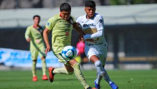 América y Pumas disputan el esférico en un duelo de Liga Premier