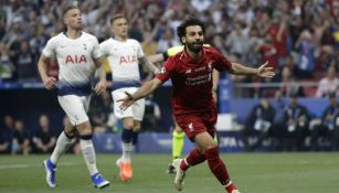 Mohamed Salah celebra tras abrir el marcador del Metropolitano