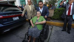 Mamá de Joaquín 'Chapo' Guzmán saliendo de la embajada de EU