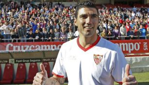 José Antonio Reyes, posa con la camiseta del Sevilla