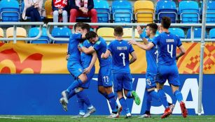 Jugadores de Italia festejan gol contra Polonia