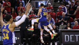 Los Warriors celebran canasta contra Raptors