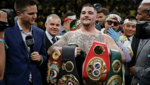 Andy Ruiz posa con los cinturones que ganó