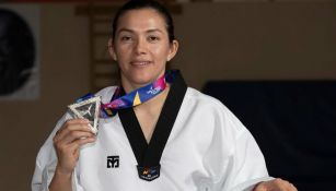 María del Rosario presume una de sus medallas a la lente de RÉCORD