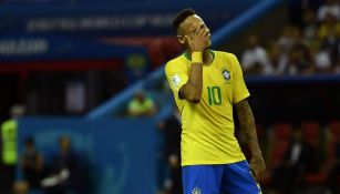 Neymar se lamenta en partido de Brasil 