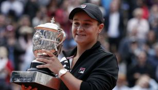 Ashleigh Barty con su trofeo tras ganar Roland Garros