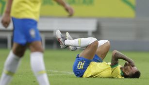 Neymar tras lesionarse durante un partido con Brasil 