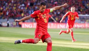 Hazard golpea el balón en un juego con la selección del Bélgica 