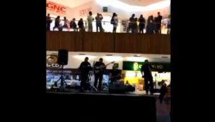 Músicos tocando la canción de Titanic en el centro comercial 