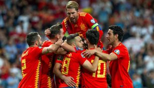 Selección de España celebra un gol ante Suecia