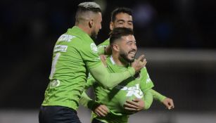 Jugadores de Juárez en festejo de gol 