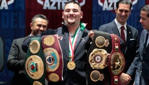 Andy Ruiz posa con los cinturones de Campeón Mundial 