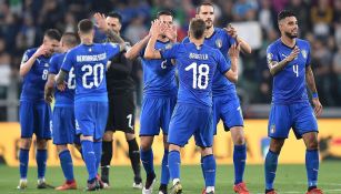 Jugadores de Italia festejan gol contra Bosnia 