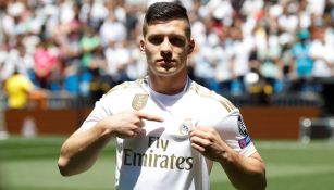 Luka Jovic posa con la camiseta del Real Madrid 