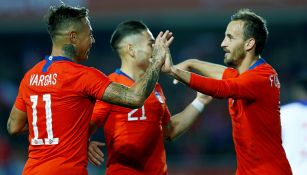 Jugadores de Chile festejan  gol en juego de preparación 