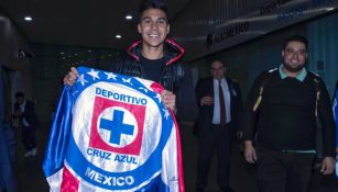 Pol Fernández posa en su llegada a México