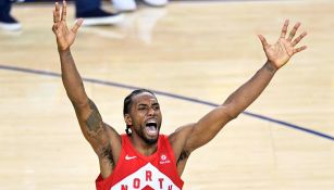 Kawhi Leonard festeja tras el triunfo