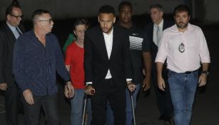 Neymar asiste en muletas a rendir su declaración