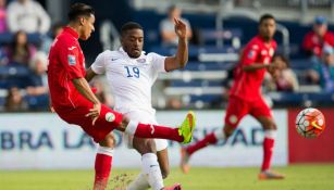 Jugador de Cuba envía un pase en duelo contra Estados Unidos