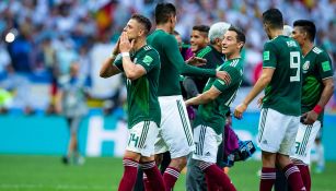 Chicharito Hernández y los jugadores del Tri festejan tras la victoria