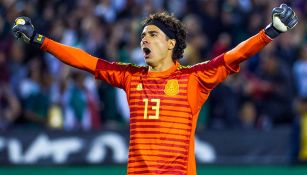 Guillermo Ochoa festeja un gol con el Tri