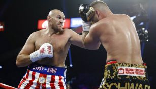 Fury propina golpe a Schwarz durante el combate 