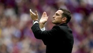 Lampard aplaude a sus futbolistas tras victoria 