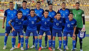 Jugadores de El Salvador, antes de medirse a Curazao