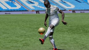 Mendy domina el balón en el Santiago Bernabéu 