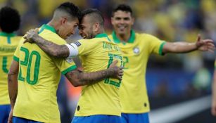 Dani Alves celebra gol contra Perú