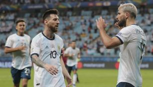 Kun festeja con Messi tras marcarle gol a Qatar