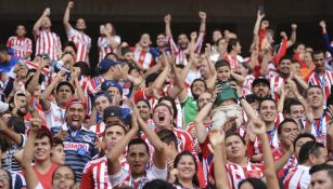 Afición de chivas festejando un gol 