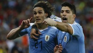 Cavani y Suárez celebran anotación contra Chile